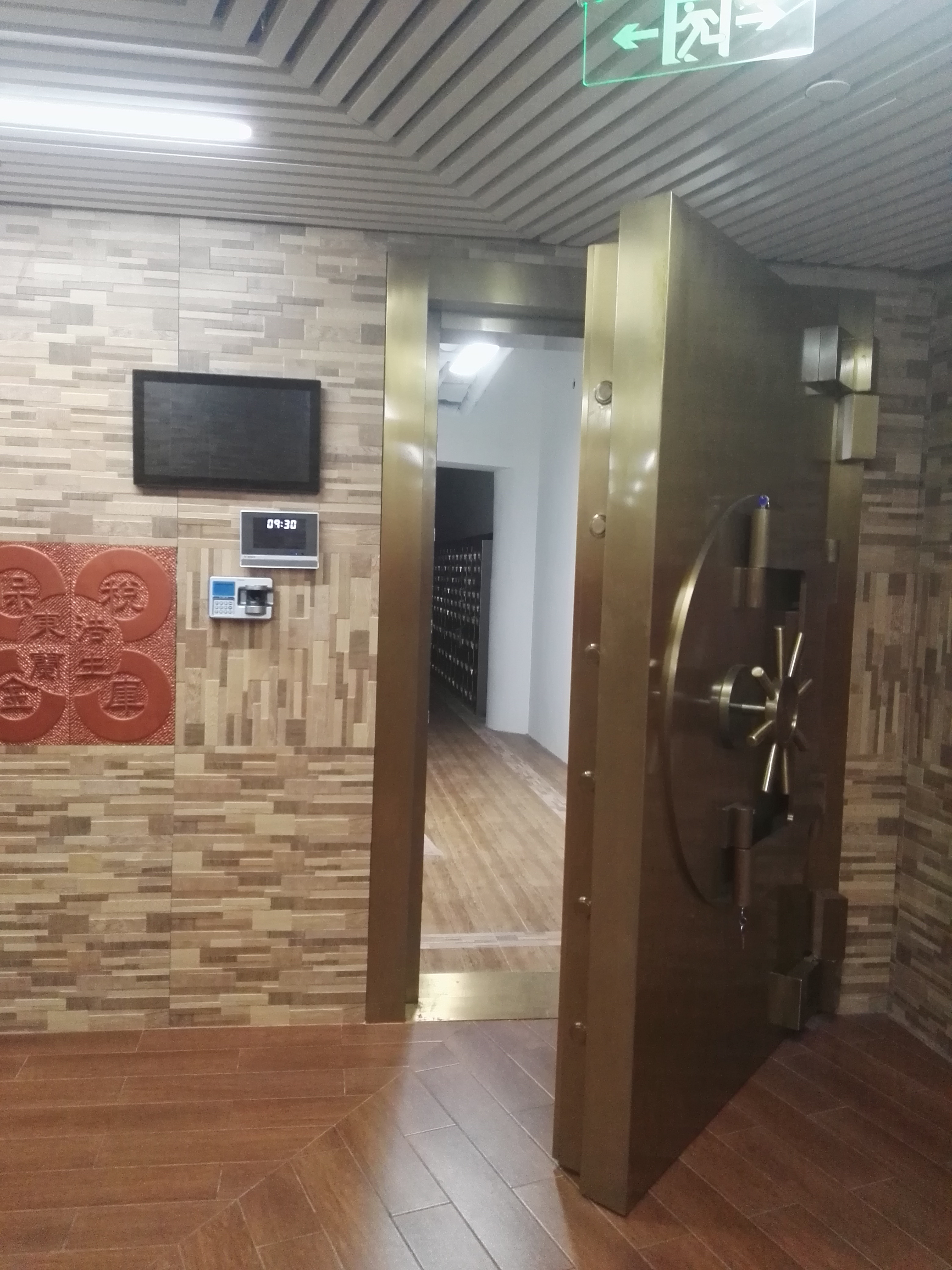 廣州博物館文物庫(kù)房門、不銹鋼鈦金金庫(kù)門安裝后效果圖